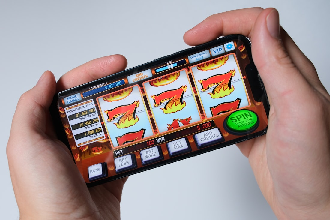 Seseorang bermain game melalui ponsel pintar, ilustrasi pengalaman seluler Janda4d