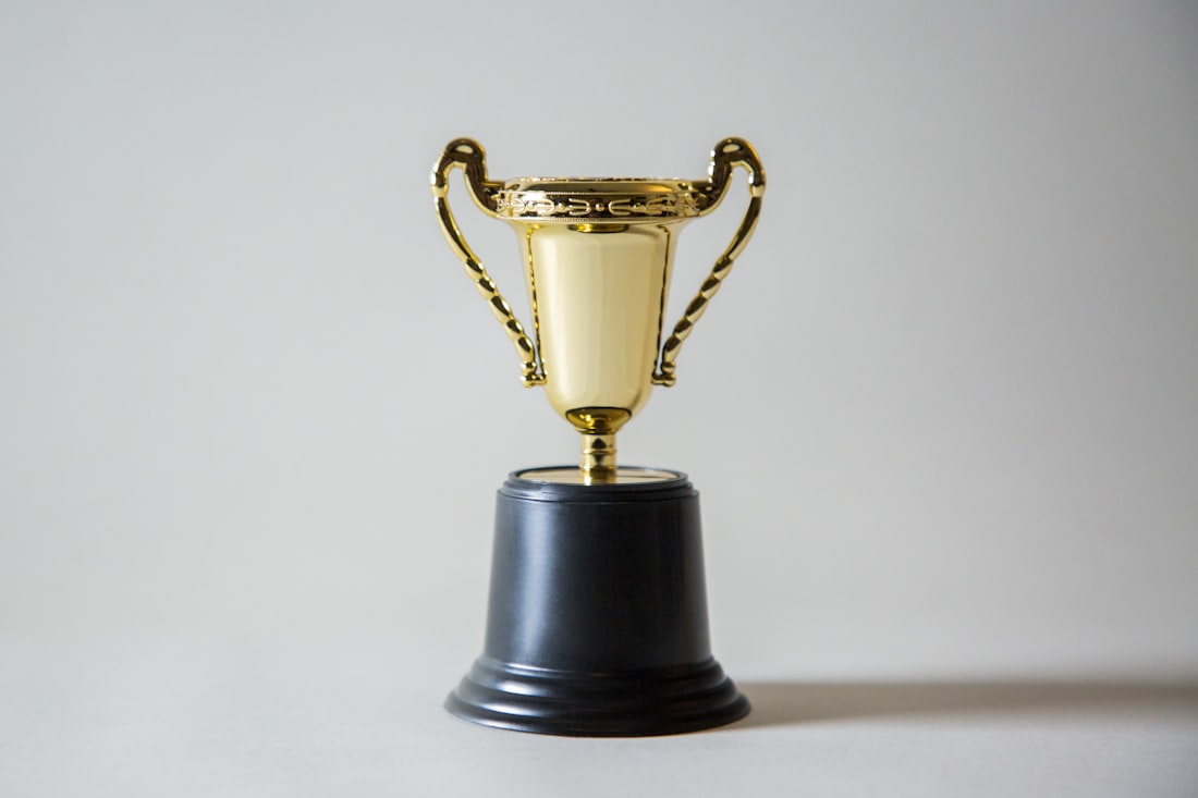 Piala emas melambangkan turnamen akhir pekan Janda4d